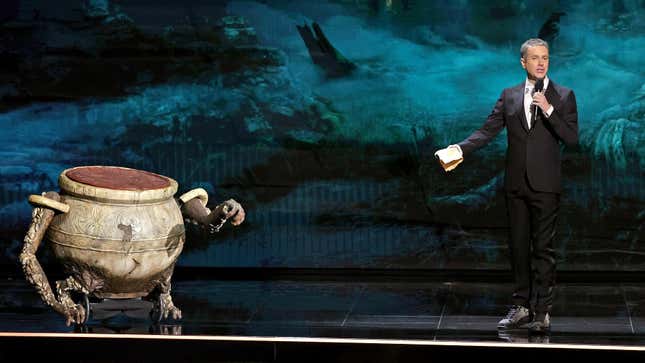 Geoff Keighley points to a magic pot.